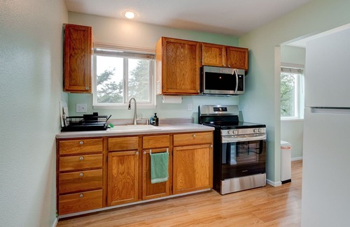 Battle Ground Casa | River's Edge, Cozy Guest House By The River