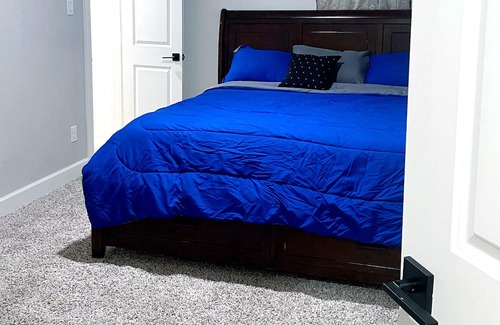 Anna Casa | Private Room Beautiful, Quite, Clean king bed Newly Built home.
