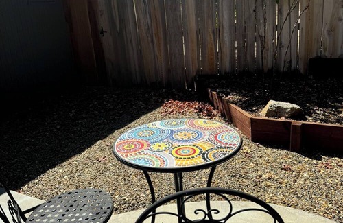 Yosemite Forks Apartamento | Cozy studio in tranquil Oakhurst with Kitchenette, secluded patio, AC, WiFi