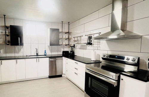 Capitol Heights Casa | "Perfect Blend: 5 Bedrooms, Modern Luxury, Grill, Jetted Tub & Prime Location!"