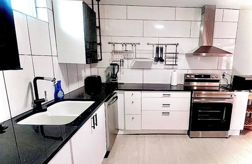 Capitol Heights Casa | "Perfect Blend: 5 Bedrooms, Modern Luxury, Grill, Jetted Tub & Prime Location!"