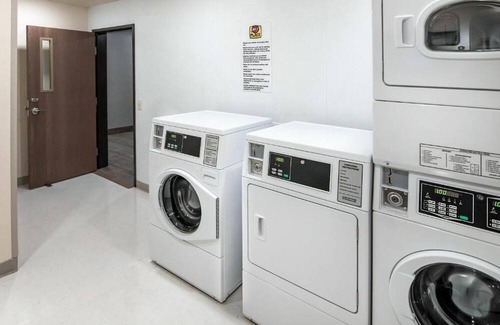 Pooler Casa | Welcoming Hotel w/In-Room Kitchenettes, Pet-Friendly, Near Savannah Airport, Fr
