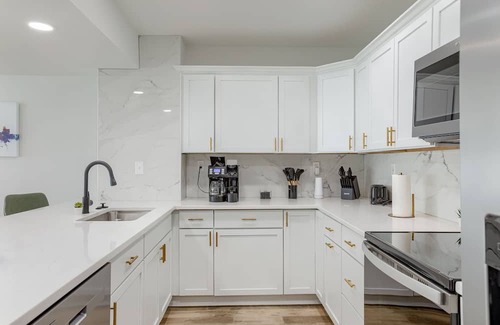 Riverview Casa | Family-Friendly Stay in Kansas 3Bedroom w/Backyard Arcade & Fire Pit