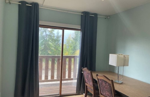 North Okanagan Cabina | The Mansard suite two-bedroom plus den