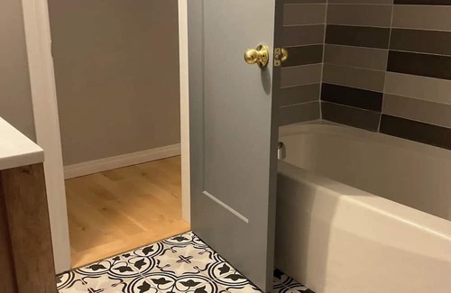 North Okanagan Cabina | The Mansard suite two-bedroom plus den