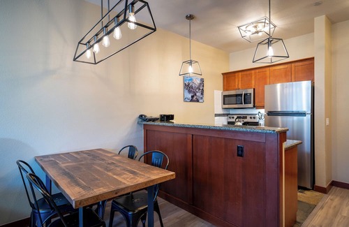 Olympic Valley Condominio | Mountain Facing Ski-In/Ski-Out Top Floor 1 Bedroom Condo