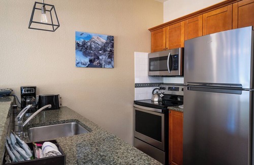 Olympic Valley Condominio | Mountain Facing Ski-In/Ski-Out Top Floor 1 Bedroom Condo