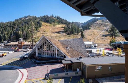 Olympic Valley Condominio | Mountain Facing Ski-In/Ski-Out Top Floor 1 Bedroom Condo
