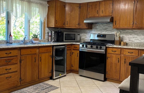 Schenectady Apartamento | Charming 2-bedroom apartment shopping center Downtown & Casino minutes away