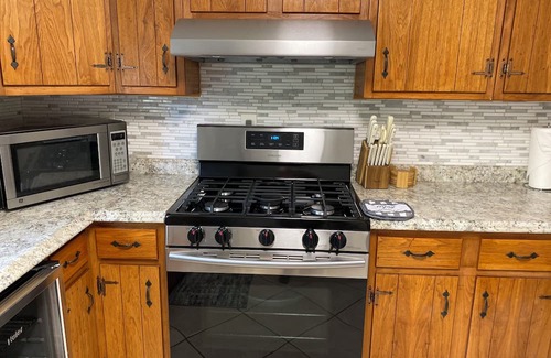 Schenectady Apartamento | Charming 2-bedroom apartment shopping center Downtown & Casino minutes away