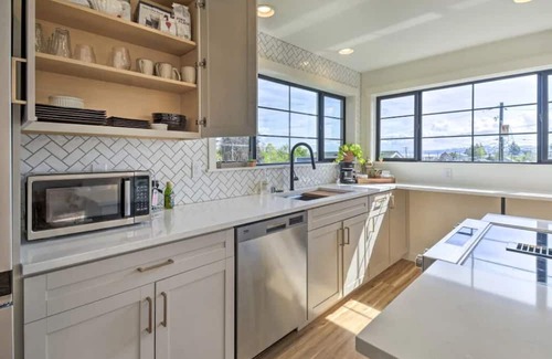 West End Casa | 'Ruston Retreat' - Mod Home w/Rooftop Deck!