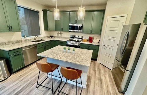 Superior Casa | Spacious Home. Trails, open space & Views.nn