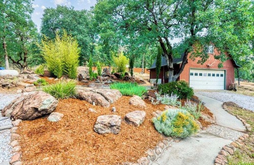 Bella Vista Casa | Lovely family log cabin- Shasta Lake fun, sports travelers or car enthusiasts