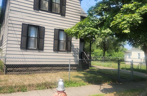 South Broadway Casa | Spacious 4-bedroom house with AC and WiFi in charming Cleveland Neighborhoodn