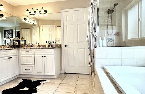 Lake Wales Casa | SECLUDED LAKE FRONT RETREAT ON 6 acres. Close to Theme Parks. Pet Friendly!