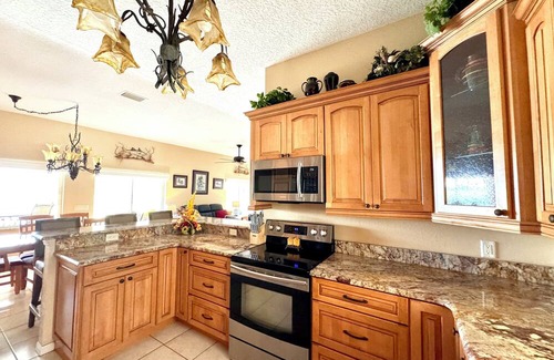 Lake Wales Casa | SECLUDED LAKE FRONT RETREAT ON 6 acres. Close to Theme Parks. Pet Friendly!