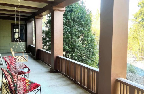 Willamette Heights Apartamento | Navigate Stays Forest Park Home with Private Patio
