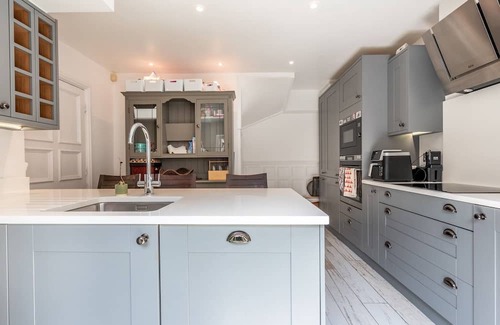 Coombe Hill Apartamento | Spacious Elegance, free parking perfect for London| Pass the Keys