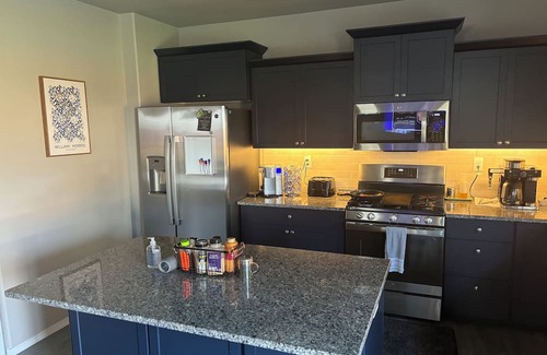 Thurston Casa | 4-bedroom house in quietSpringfield with AC, WiFi, and more. 15 mins to Autzen