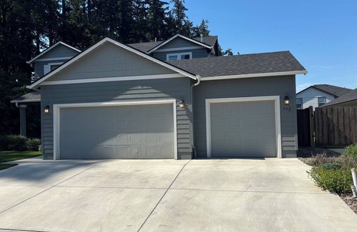 Thurston Casa | 4-bedroom house in quietSpringfield with AC, WiFi, and more. 15 mins to Autzen