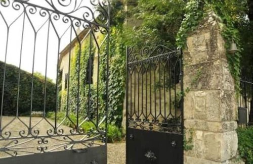 Saint-Antonin Noble Val Casa | Holiday Home 'Le Manoir Danglars' with Private Pool, Private Garden and Wi-Fi