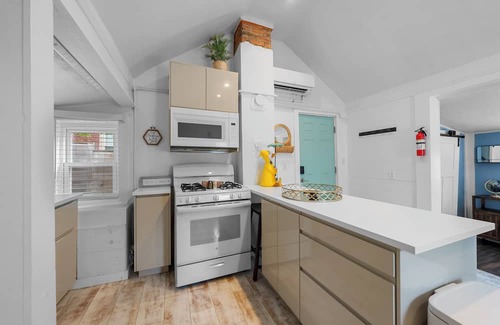 Merion Village Cabaña | German Village Beach Bungalow – Chic Studio for 2 Perfect for Couple’s Getaway!