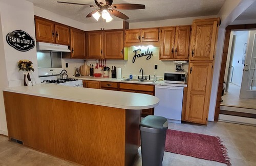 Helen Casa | Charming countryside 4-bedroom - sleeps 10 - home in Charlotte Hall, MD