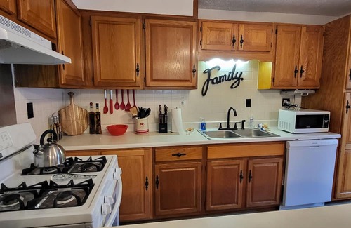 Helen Casa | Charming countryside 4-bedroom - sleeps 10 - home in Charlotte Hall, MD