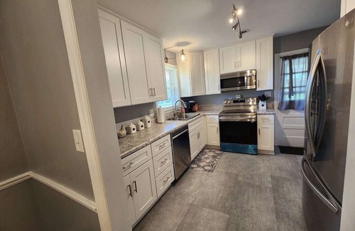 Roanoke Casa | Charming 3-bedroom house with AC, WiFi in lovely Roanoke Pets allowed
