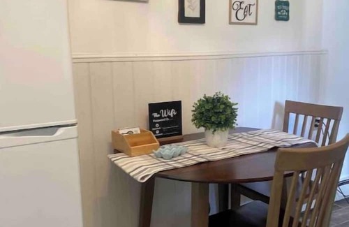 Drewsville Casa | Cozy private studio -full kitchen and bathnn