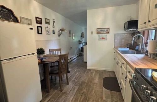 Drewsville Casa | Cozy private studio -full kitchen and bathnn