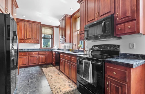 Dubuque Casa | Spacious 7-bedroom house- unique history, modern comforts and incredible views