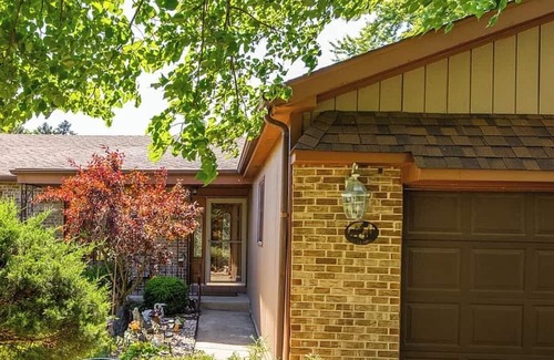 East Hazel Crest Casa | Charming 3-bedroom home with WiFi & AC in quiet East Hazel Crest. Near Casino.