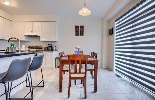 Cambridge Casa | 4BR Near Highway 401, King & Queens beds - Free Parking
