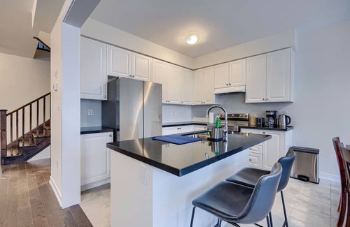 Cambridge Casa | 4BR Near Highway 401, King & Queens beds - Free Parking