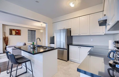 Cambridge Casa | 4BR Near Highway 401, King & Queens beds - Free Parking