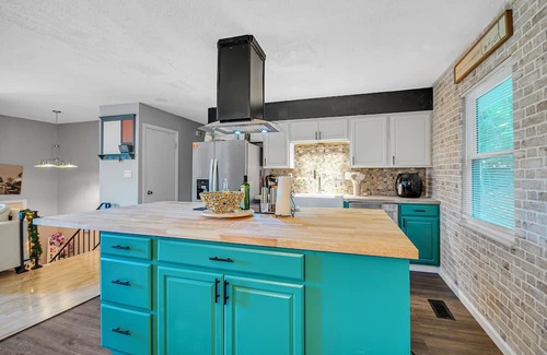 Knoxville Casa | NEW LISTING! Luxurious Getaway in Perfect Location by RedAwning