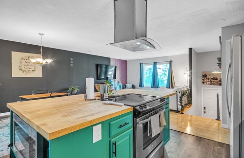 Knoxville Casa | NEW LISTING! Luxurious Getaway in Perfect Location by RedAwning