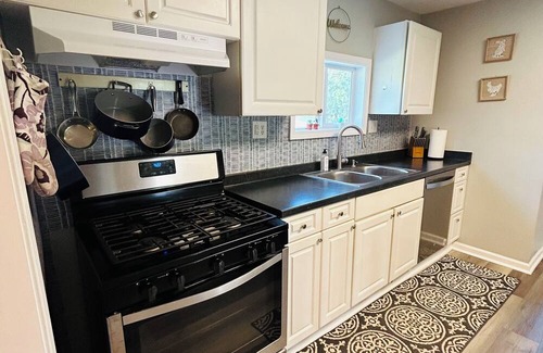 Gallatin Cabaña | Cottage by the Sheep - 3BD/2Bath
