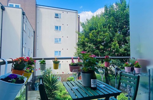 Mile End Apartamento | 2 double bedroom 2 bathroom apartment in zone 2, near canal and Mile End Station