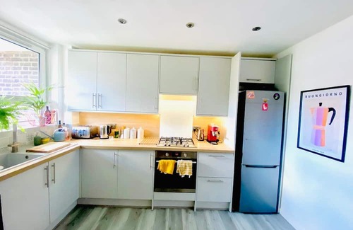 Mile End Apartamento | 2 double bedroom 2 bathroom apartment in zone 2, near canal and Mile End Station