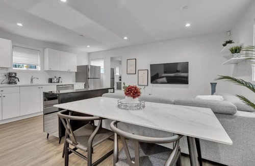 Sunset Casa | Cozy Laneway House In The Heart of the City!