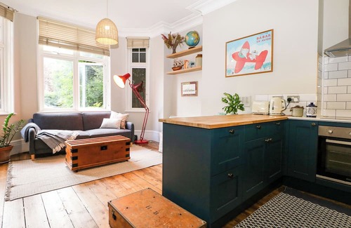 Guildford Cabaña | GUILDFORD KIP, romantic, character holiday cottage in Guildford