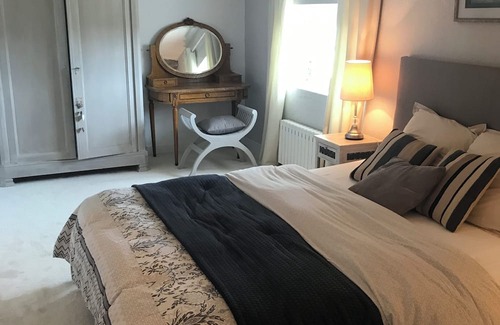 Saint-Romain-de-Benet Cama Y Desayuno | In a beautiful property, very pretty, comfortable guest room in a quiet location.