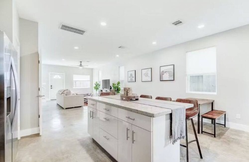 North Houston Casa | Centrally Located Pet Friendly Haven