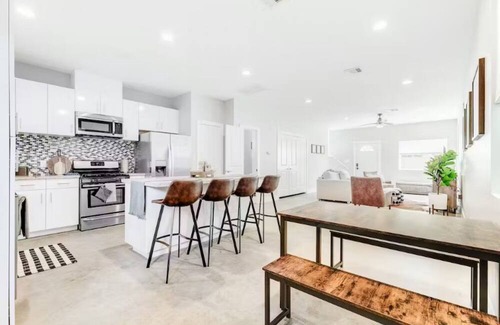 North Houston Casa | Centrally Located Pet Friendly Haven