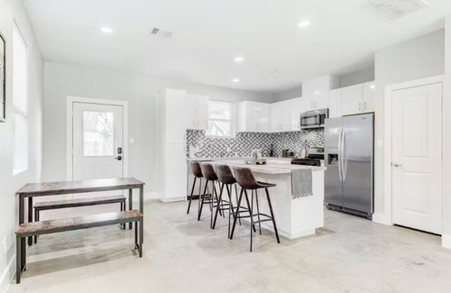 North Houston Casa | Centrally Located Pet Friendly Haven