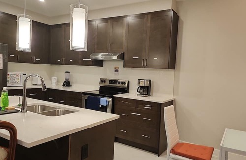 Ottawa Division Casa | Classy & Modern 4 Bedroom & 3.5 Bath w/SelfCheck-In+Kitchen & Parking-Ottawa