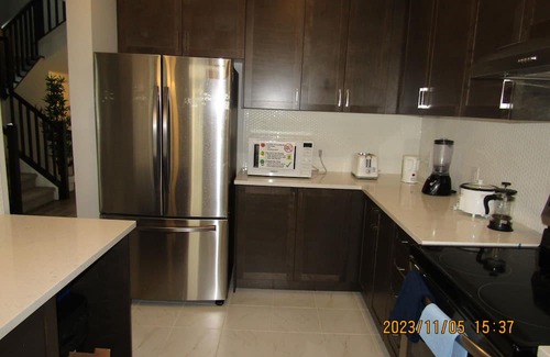 Ottawa Division Casa | Classy & Modern 4 Bedroom & 3.5 Bath w/SelfCheck-In+Kitchen & Parking-Ottawa