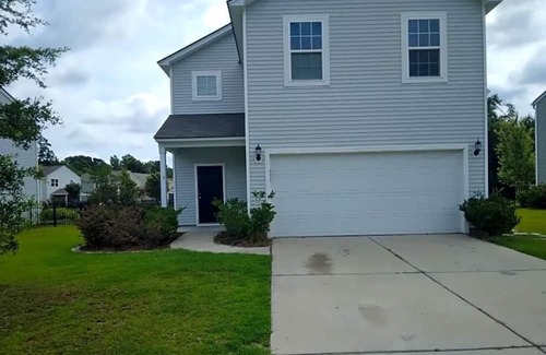 Burton Casa | Charming 4-bedroom With a Lagoon View in Beaufort with WiFi and AC